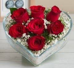 Kalp içerisinde 7 adet kırmızı gül  Antalya Melisa çiçek gönderme sitemiz güvenlidir 